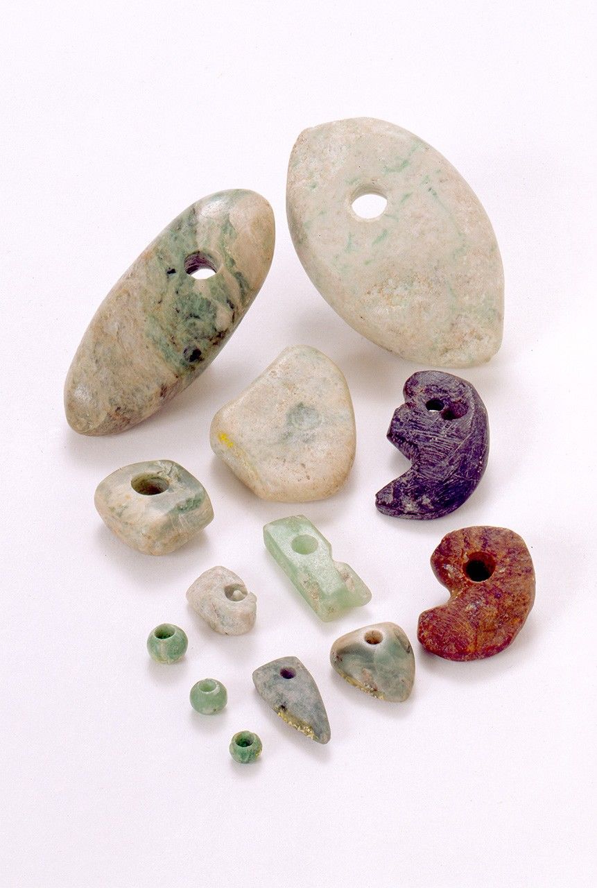 یشم و جواهرات دیگر که از منطقه باستان شناسی ساکای در منطقه تویاما کشف شده اند.
